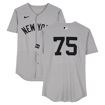 Maillot gris Nike n° 75 porté par Camilo Doval (New York Yankees) lors du match contre les Blue Jays de Toronto le 4 octobre 2025 - 1er match de la série de division de la Ligue américaine