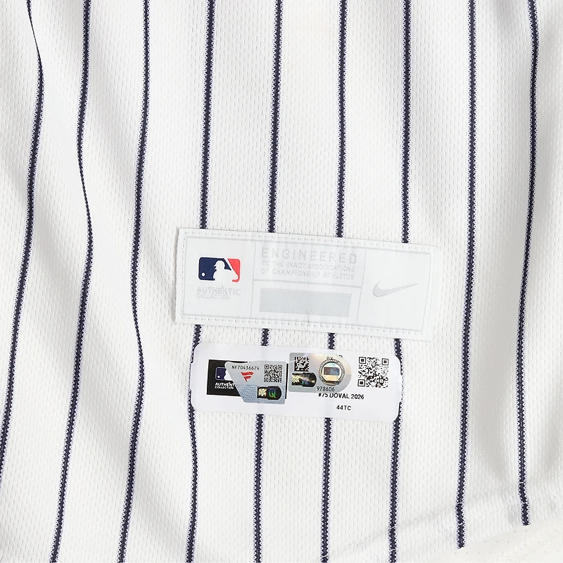 Maillot blanc à rayures n° 42 porté par Camilo Doval, des Yankees de New York, contre les Angels de Los Angeles le 15 avril 2026 – Journée Jackie Robinson
