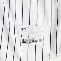 Maillot blanc à rayures n° 42 porté par Camilo Doval, des Yankees de New York, contre les Angels de Los Angeles le 15 avril 2026 – Journée Jackie Robinson