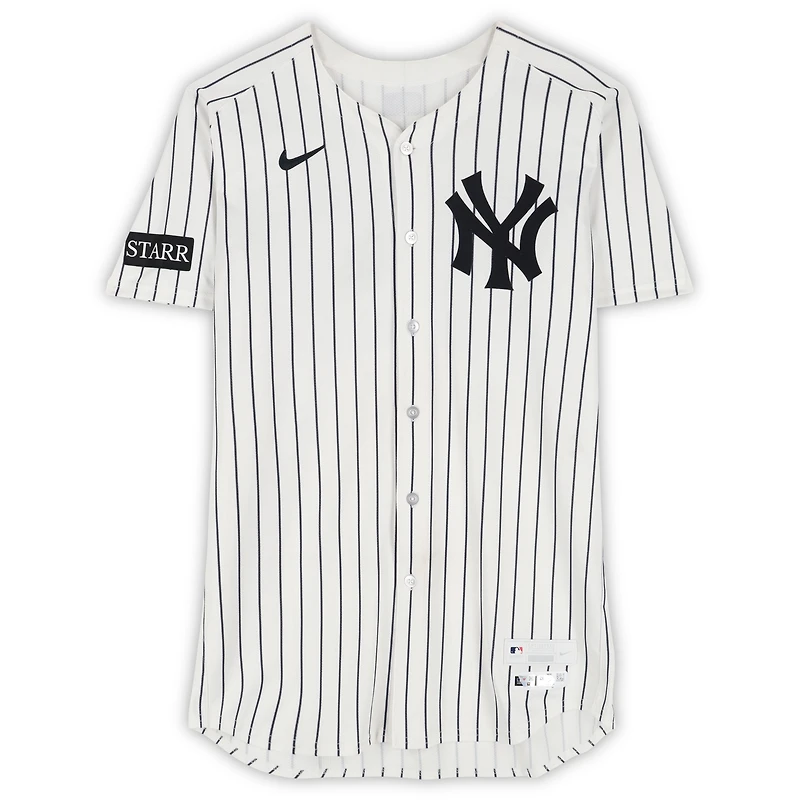Maillot Nike blanc à fines rayures n° 55 porté par Carlos Rodón des Yankees de New York contre les Red Sox de Boston le 1er octobre 2025