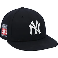 Casquette New Era bleu marine du Temple de la renommée des Yankees de New York, portée par Cody Bellinger lors du match contre les Phillies de Philadelphie, le 27 juillet 2025.