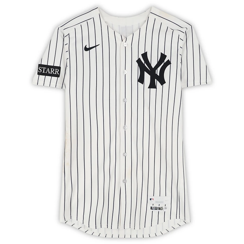 Maillot Nike blanc à fines rayures n° 35 porté par Cody Bellinger des Yankees de New York contre les Red Sox de Boston le 2 octobre 2025