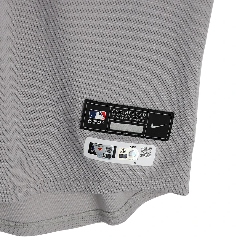 Maillot gris Nike porté par David Bednar (New York Yankees) n° 53 lors du match 1 de la série de division de la Ligue américaine contre les Blue Jays de Toronto le 4 octobre 2025.