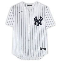 Maillot réplique blanc Nike autographié par David Wells des Yankees de New York, avec inscription « P.G. 17/05/98 ».