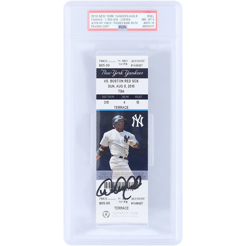 Billet autographié par Derek Jeter des Yankees de New York, 2 874e coup sûr, dépassant ainsi Babe Ruth au classement des meilleurs frappeurs de tous les temps. Authentifié par PSA (8/10) le 8 août 2010.