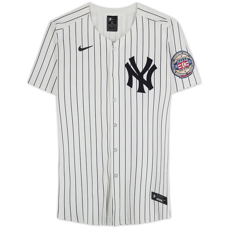Maillot blanc Nike Elite autographié par Derek Jeter des Yankees de New York, avec écusson Hall of Fame et inscription « HOF 2020 ».