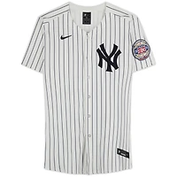 Maillot blanc Nike Elite autographié par Derek Jeter des Yankees de New York, avec écusson Hall of Fame et inscription « HOF 2020 ».