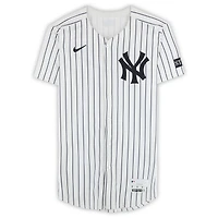 Maillot Nike blanc à rayures fines n° 38 de Devin Williams, porté par les Yankees de New York lors du match contre les Cubs de Chicago, le 13 juillet 2025