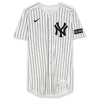 Maillot Nike blanc à rayures fines n° 38 porté par Devin Williams des Yankees de New York contre les Athletics le 29 juin 2025
