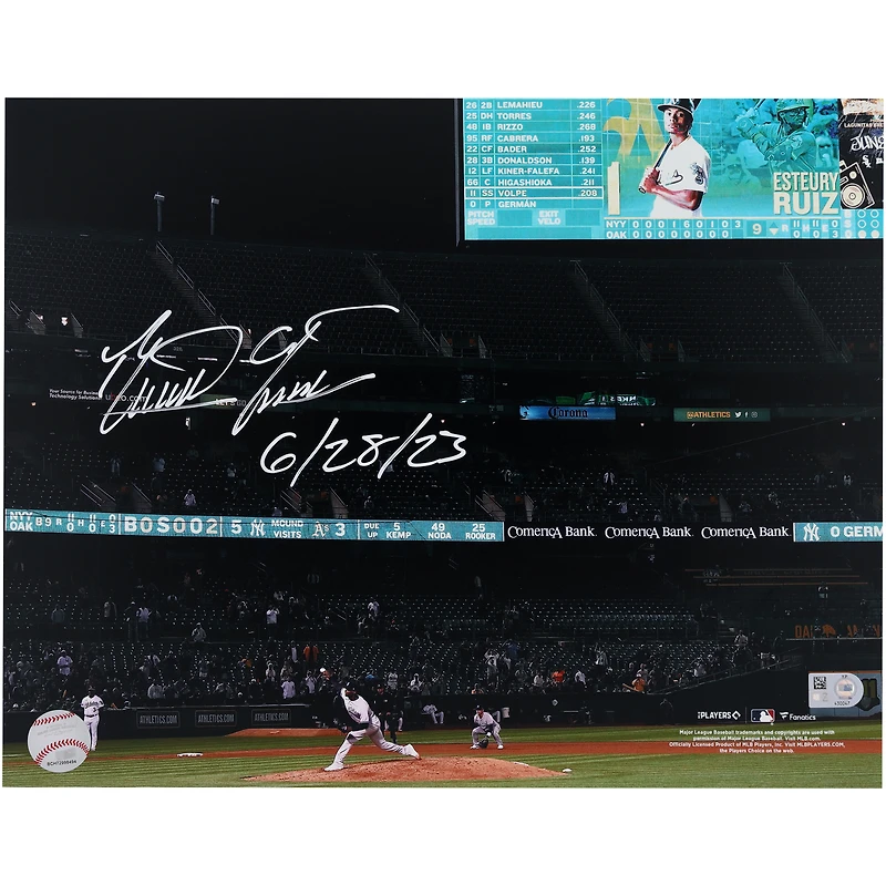 Photographie autographiée de Domingo German New York Yankees 11" x 14 " Perfect Game Spotlight avec inscription " 6/28/23 "
