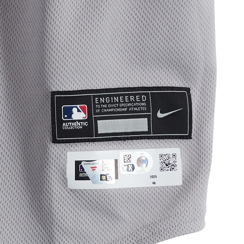 Maillot Nike gris n° 63 de Fernando Cruz, porté par les Yankees de New York, lors du match contre les Pirates de Pittsburgh, le 4 avril 2025