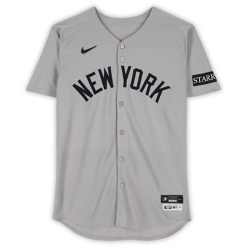 Maillot gris Nike n° 63 porté par Fernando Cruz des Yankees de New York contre les Blue Jays de Toronto le 4 octobre 2025 - Match 1 de la série de division de la Ligue américaine
