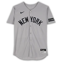 Maillot gris Nike n° 63 porté par Fernando Cruz des Yankees de New York contre les Blue Jays de Toronto le 4 octobre 2025 - Match 1 de la série de division de la Ligue américaine