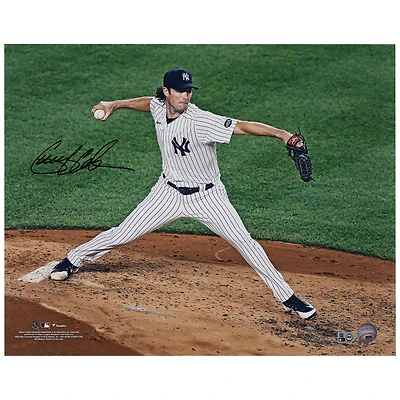 Photographie de Gerrit Cole, vue latérale, dédicacée par les Yankees de New York, 16" x 20"