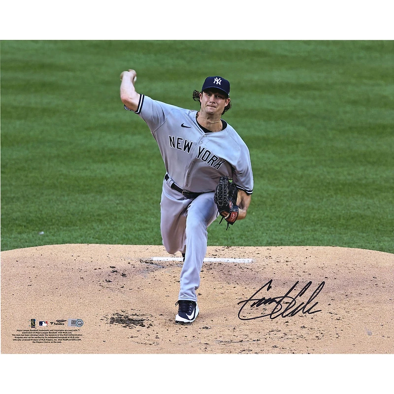 Photographie autographiée de Gerrit Cole des Yankees de New York en train de lancer sur la route