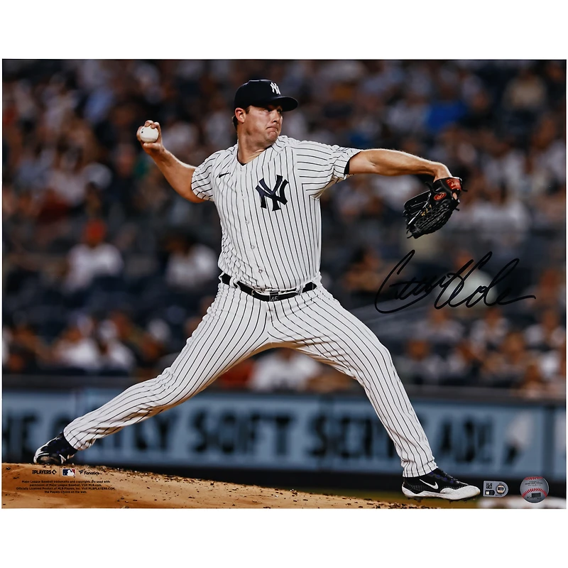 Photo de lanceur en maillot blanc autographiée de Gerrit Cole, des Yankees de New York (40 x 50 cm).