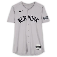 Maillot Nike gris n° 45 dédicacé par Gerrit Cole des Yankees de New York lors du match contre les Orioles de Baltimore le 12 juillet 2024 : 6 manches, points mérités, 7 retraits sur balles et victoires