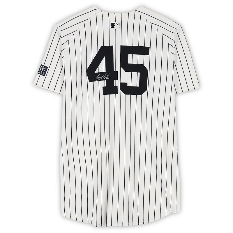 Maillot Nike blanc à rayures fines numéro 45 dédicacé par Gerrit Cole des Yankees de New York lors du match contre les Mets de New York le 24 juillet 2024