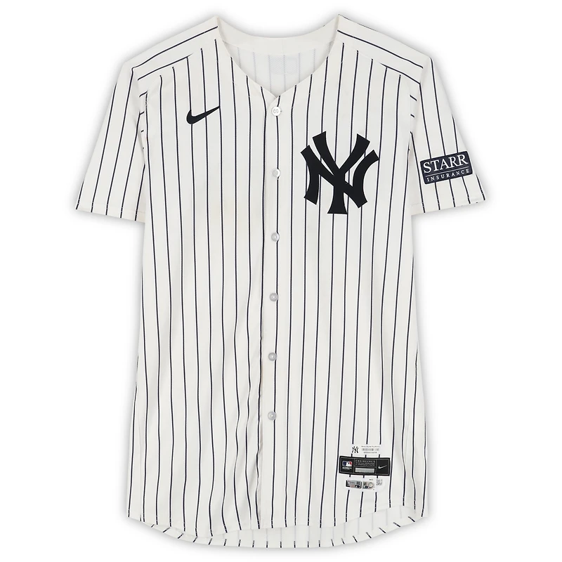 Maillot Nike blanc à rayures fines numéro 45 dédicacé par Gerrit Cole des Yankees de New York lors du match contre les Mets de New York le 24 juillet 2024
