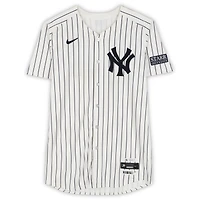 Maillot Nike blanc à rayures fines numéro 45 dédicacé par Gerrit Cole des Yankees de New York lors du match contre les Mets de New York le 24 juillet 2024