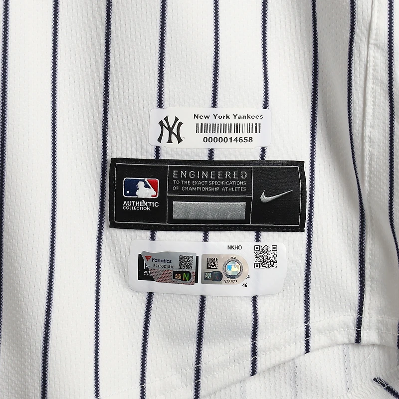 Maillot Nike blanc à rayures fines numéro 45 dédicacé par Gerrit Cole des Yankees de New York lors du match contre les Mets de New York le 24 juillet 2024