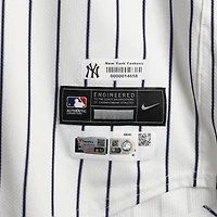 Maillot Nike blanc à rayures fines numéro 45 dédicacé par Gerrit Cole des Yankees de New York lors du match contre les Mets de New York le 24 juillet 2024