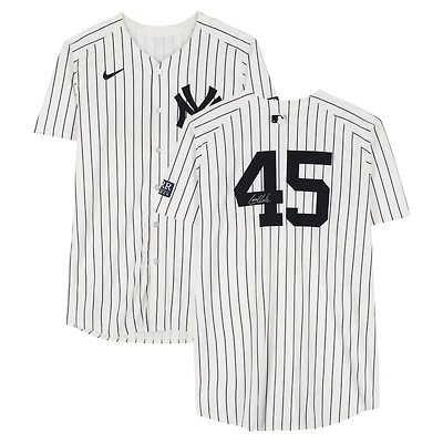 Maillot Nike blanc à rayures fines numéro 45 dédicacé par Gerrit Cole des Yankees de New York lors du match contre les Mets de New York le 24 juillet 2024