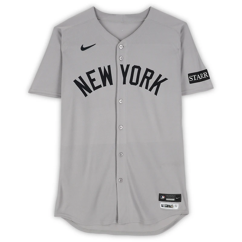 Maillot gris Nike n° 27 porté par Giancarlo Stanton (New York Yankees) lors du match contre les Orioles de Baltimore le 21 septembre 2025