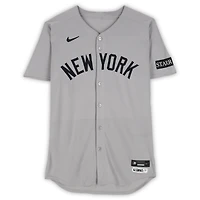 Maillot gris Nike n° 27 porté par Giancarlo Stanton (New York Yankees) lors du match contre les Orioles de Baltimore le 21 septembre 2025