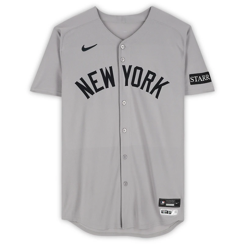 Maillot gris Nike n° 27 porté par Giancarlo Stanton (New York Yankees) lors du match contre les Blue Jays de Toronto le 4 octobre 2025 - 1er match de la série de division de la Ligue américaine