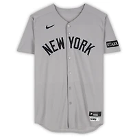 Maillot gris Nike n° 27 porté par Giancarlo Stanton (New York Yankees) lors du match contre les Blue Jays de Toronto le 4 octobre 2025 - 1er match de la série de division de la Ligue américaine