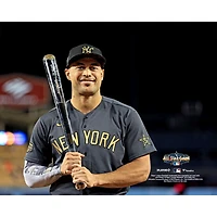 Giancarlo Stanton, joueur non signé des Yankees de New York, pose avec le prix Ted Williams MVP sur la photo du match étoiles MLB 2022