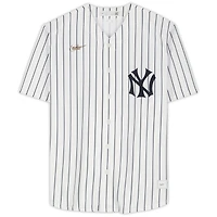 Maillot réplique blanc à rayures Nike Cooperstown Collection, autographié par Hideki Matsui des Yankees de New York, avec inscription « MVP des Séries mondiales 2009 ».