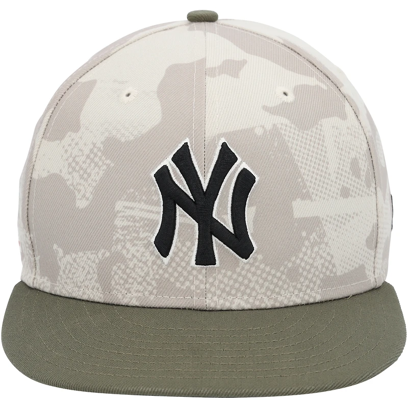 Casquette New Era beige clair camouflage des Yankees de New York, portée par Jasson Domínguez lors du match contre les Mets de New York, le 18 mai 2025 – Journée des forces armées
