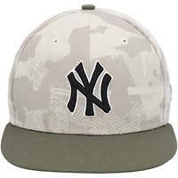 Casquette New Era beige clair camouflage des Yankees de New York, portée par Jasson Domínguez lors du match contre les Mets de New York, le 18 mai 2025 – Journée des forces armées