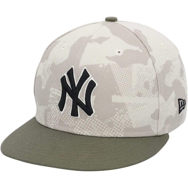Casquette New Era beige clair camouflage des Yankees de New York, portée par Jasson Domínguez lors du match contre les Mets de New York, le 18 mai 2025 – Journée des forces armées