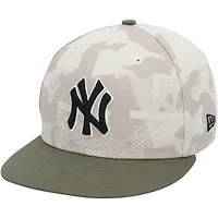 Casquette New Era beige clair camouflage des Yankees de New York, portée par Jasson Domínguez lors du match contre les Mets de New York, le 18 mai 2025 – Journée des forces armées