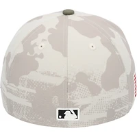 Casquette New Era beige clair camouflage des Yankees de New York, portée par Jasson Domínguez lors du match contre les Mets de New York, le 18 mai 2025 – Journée des forces armées