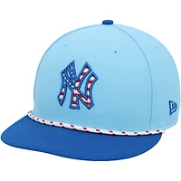 Casquette New Era bleu clair du 4 juillet utilisée par Jasson Domínguez des Yankees de New York lors du match contre les Mets de New York le 4 juillet 2025