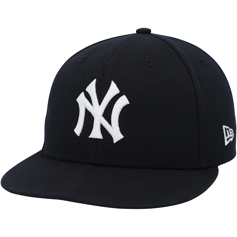Casquette New Era bleu marine du Temple de la renommée des Yankees de New York, portée par Jasson Domínguez lors du match contre les Phillies de Philadelphie, le 27 juillet 2025