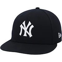 Casquette New Era bleu marine du Temple de la renommée des Yankees de New York, portée par Jasson Domínguez lors du match contre les Phillies de Philadelphie, le 27 juillet 2025
