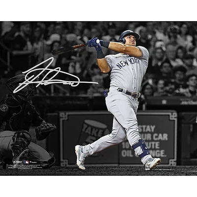 Photographie autographiée de 11"x 14" de Jasson Dominguez, représentant un coup de circuit des Yankees de New York