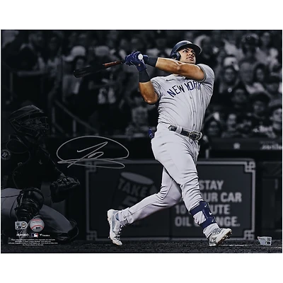 Photo dédicacée de Jasson Dominguez, joueur des Yankees de New York, en pleine action (40 x 50 cm).