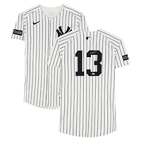 Maillot Nike blanc à rayures, numéro 13, porté et autographié par Jazz Chisholm Jr. (New York Yankees) lors du match contre les Blue Jays de Toronto le 8 octobre 2025 (match 4 de la série de division de la Ligue américaine).