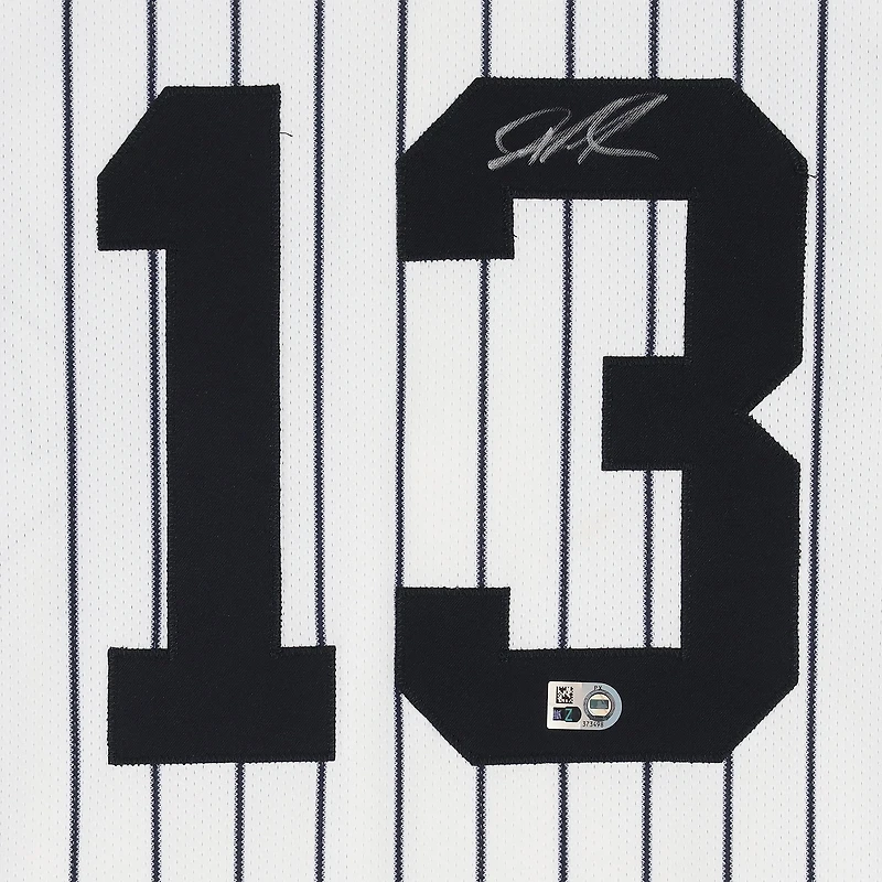 Maillot Nike blanc à rayures, numéro 13, porté et autographié par Jazz Chisholm Jr. (New York Yankees) lors du match contre les Blue Jays de Toronto le 8 octobre 2025 (match 4 de la série de division de la Ligue américaine).