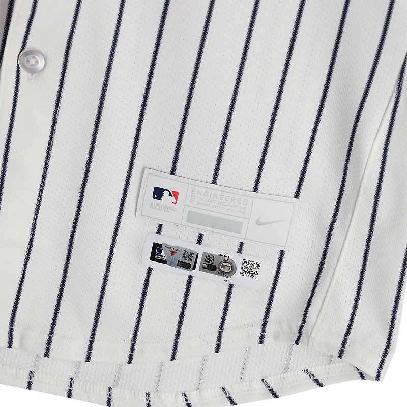 Maillot Nike blanc à rayures, numéro 13, porté et autographié par Jazz Chisholm Jr. (New York Yankees) lors du match contre les Blue Jays de Toronto le 8 octobre 2025 (match 4 de la série de division de la Ligue américaine).