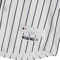Maillot Nike blanc à rayures, numéro 13, porté et autographié par Jazz Chisholm Jr. (New York Yankees) lors du match contre les Blue Jays de Toronto le 8 octobre 2025 (match 4 de la série de division de la Ligue américaine).