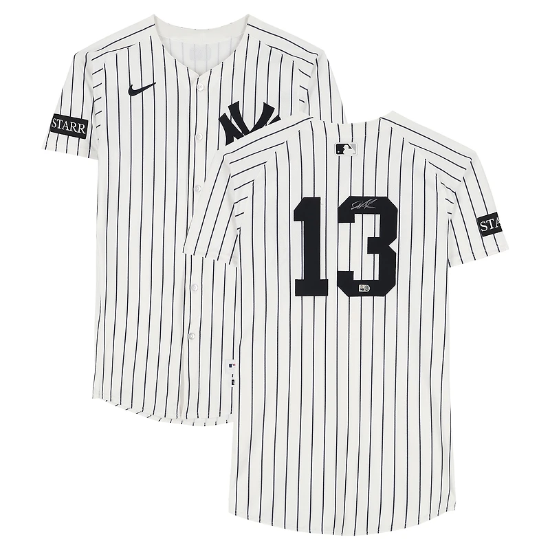 Maillot Nike blanc à rayures, numéro 13, porté et autographié par Jazz Chisholm Jr. (New York Yankees) lors du match contre les Blue Jays de Toronto le 8 octobre 2025 (match 4 de la série de division de la Ligue américaine).