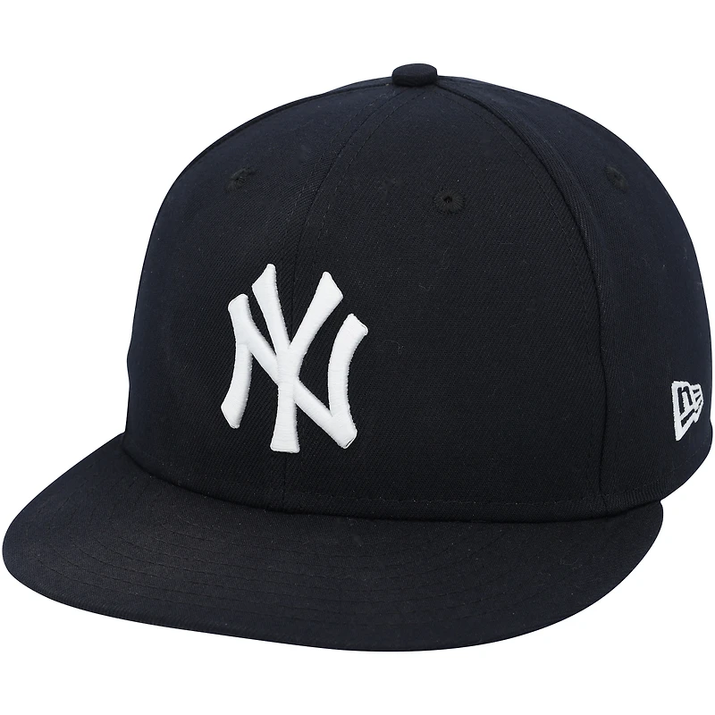 Casquette New Era bleu marine portée par Jazz Chisholm Jr., des Yankees de New York, lors du match contre les Blue Jays de Toronto le 8 octobre 2025 (match 4 de la série de division de la Ligue américaine).