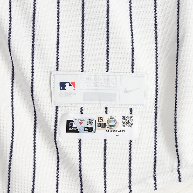 Maillot blanc à fines rayures n° 42 porté par J.C. Escarra, des Yankees de New York, contre les Angels de Los Angeles le 15 avril 2026 – Journée Jackie Robinson
